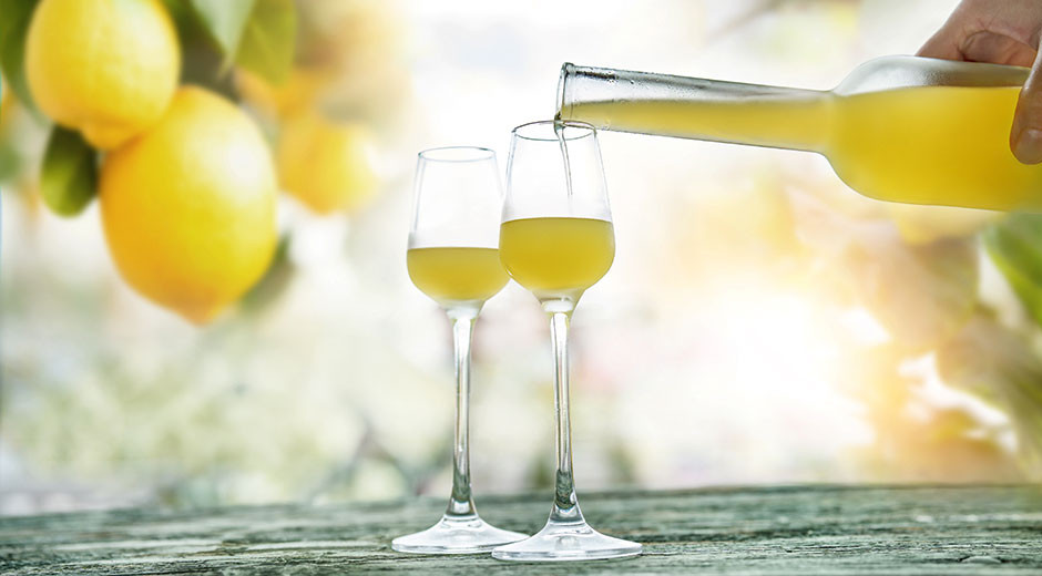 Limoncello – Der traditionelle Zitronenlikör der Amalfi-Küste (© Adobe Stock / gudrun)