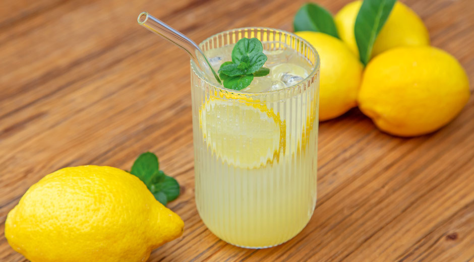 Der naturtrübe, gepresste Saft und die aus der Schale gewonnenen ätherischen Öle der Amalfi-Zitrone bilden die überaus fein-fruchtige Grundlage unserer selbstgemachten Amalfi-Zitronenlimonade.