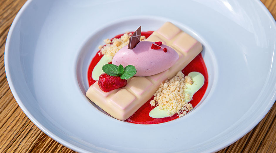 Erdbeermousse-Schokoladentafel von der Senga-Erdbeere: Diese selbstgemachte Schokoladentafel-Kreation von der Senga-Sengana-Erdbeere vereint luftiges Erdbeermousse, hauchdünn umhüllt von weißer Callebaut-Schokolade, eisgekühlte Erbeer-Jus, feine Pistazien-Sabayone, gecrunchte Butterkekse und Erbeer-Joghurt-Rahmeis. Viel Spaß mit einem luftig-leichten Dessert, das den Sommer versüßt!