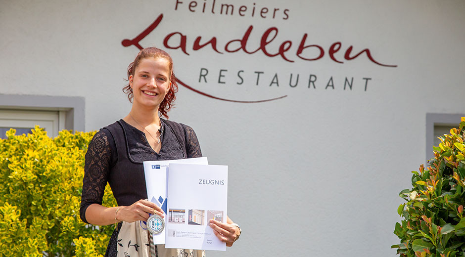 Ein Grund zum Strahlen: Natalie darf auf das Ergebnis ihrer Abschlussprüfung mächtig stolz sein. Die Gesamtnote 1,0 zu erhalten, gibt's nicht allzu oft.