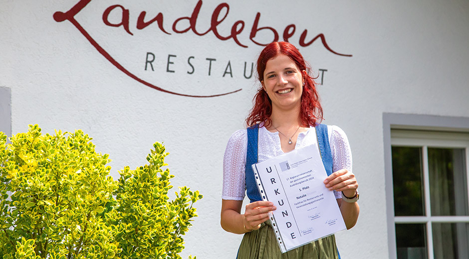Strahlende Siegerin: Natalie zeigt stolz ihre Urkunde, die sie im Juni für den Gewinn des diesjährigen KPO-Pokals im Bereich Restaurant-Fachkraft erhielt.